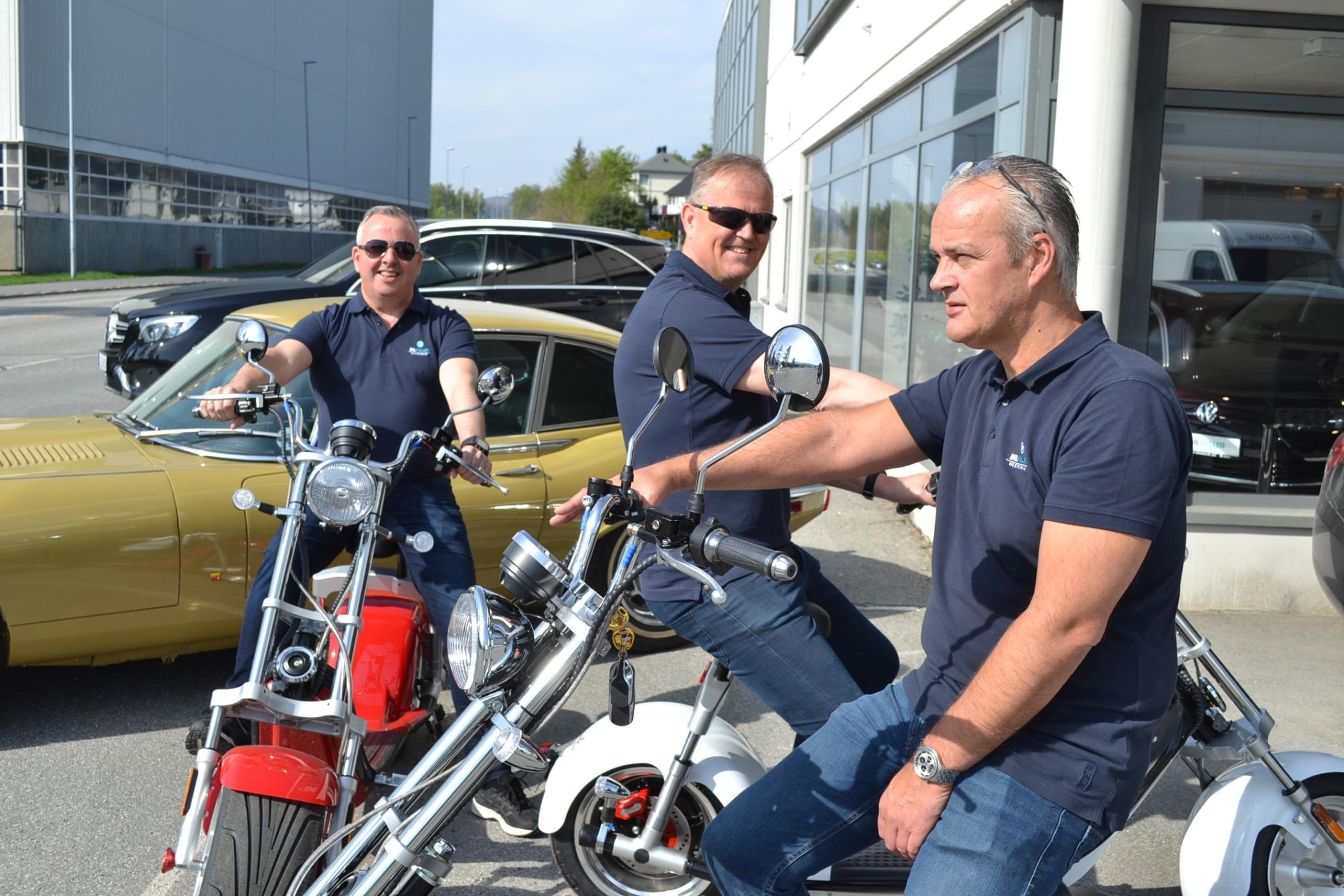 Tre menn på motorsykkel