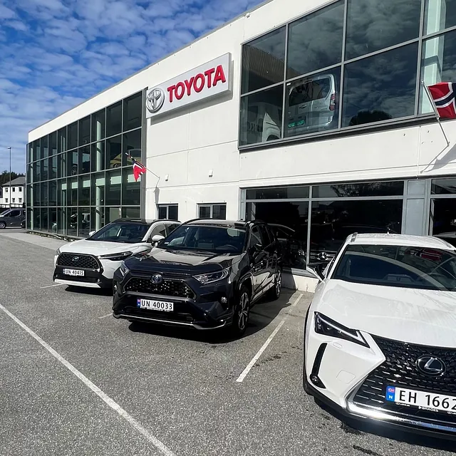 Bilhall med Toyota skilt på vegg